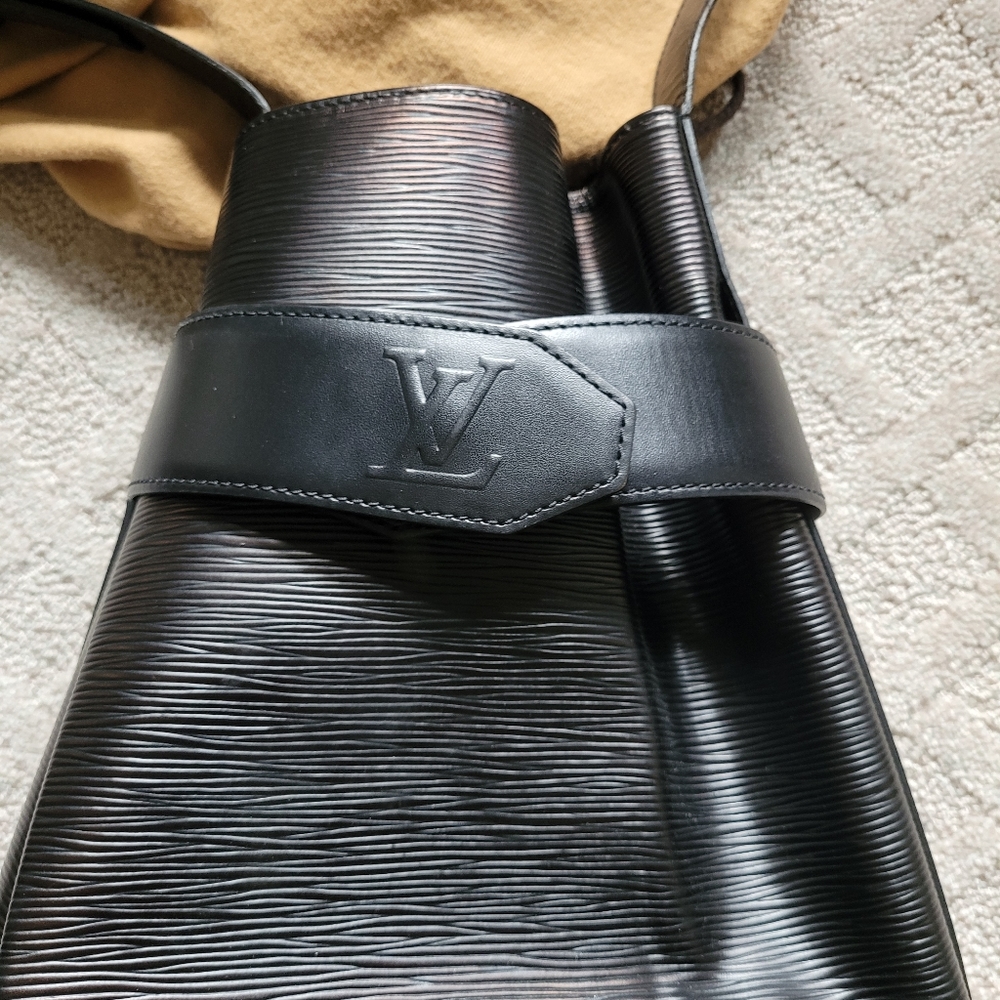 Brand New LV Epi Leather Sac D'epaule Shoulder Bag! Closet Clean Out!